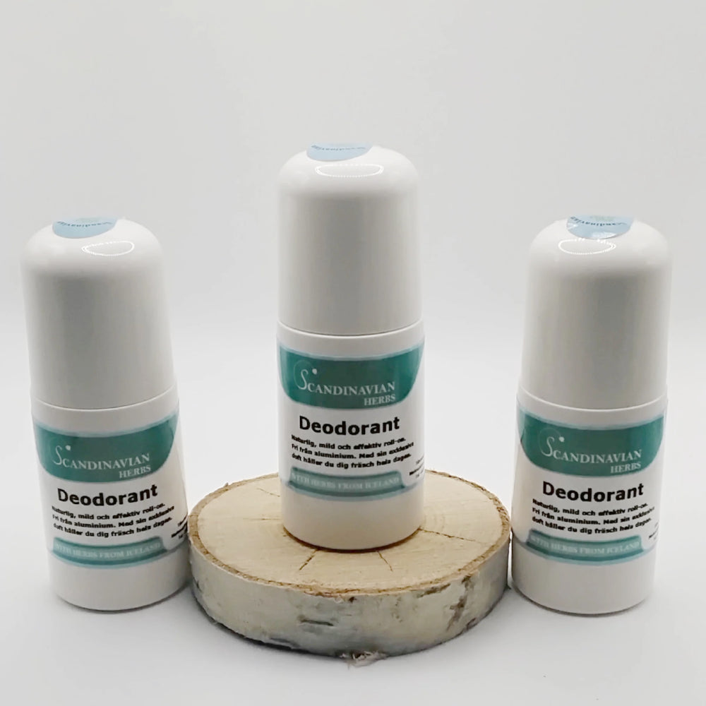 Three cylindrical deodorant bottles by Scandinavian Herbs, featuring white packaging and light blue labels, stand on a round wooden platform against a white background. Labeled Deodorant - naturlig och aluminiumfri, they are perfect for känslig hud (sensitive skin).