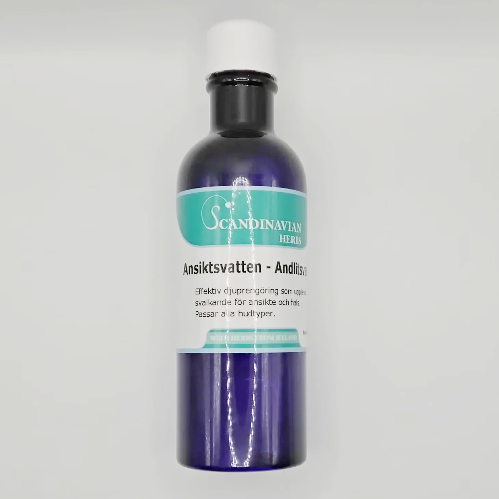 A blue bottle with a white cap is labeled Scandinavian Herbs Ansiktsvatten - giftfri rengöring med örter. The teal label with an elegant design and white text emphasizes its focus on örter and effective rengöring. It stands upright on a pristine white background.