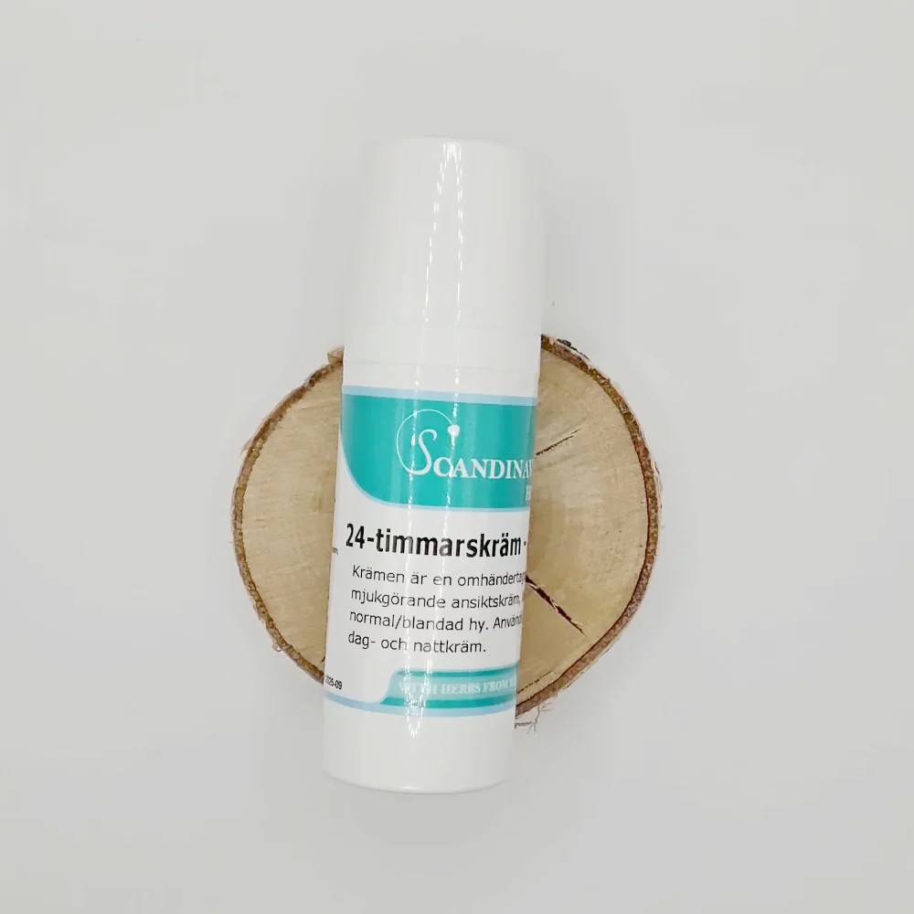 A white bottle of Scandinavian Herbs 24-timmars kräm - för yngre hud sits on a circular wooden surface. The Swedish label highlights its läkande effekter as a moisturizing face cream for normal till fet hy. The background is plain white.