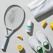 Deodorant med tennisrack, handduk och damsportskor